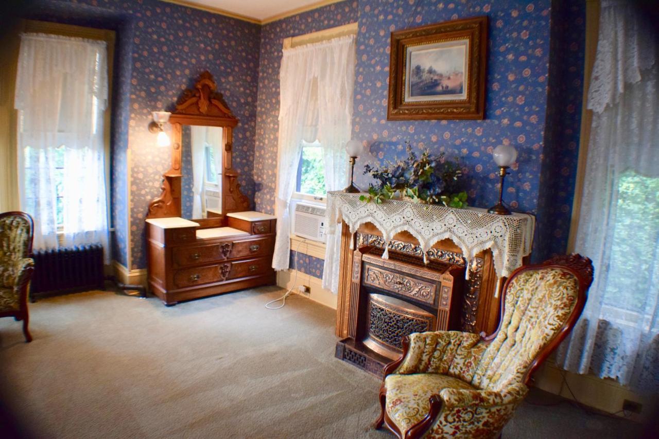 The Hancock House Bed & Breakfast Inn Дюбюк Екстер'єр фото