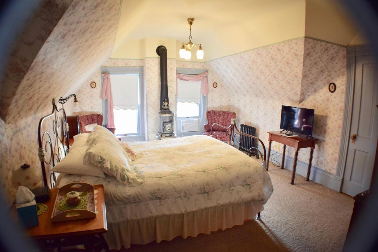 The Hancock House Bed & Breakfast Inn Дюбюк Екстер'єр фото