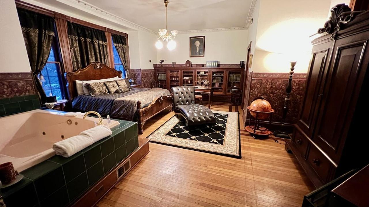 The Hancock House Bed & Breakfast Inn Дюбюк Екстер'єр фото