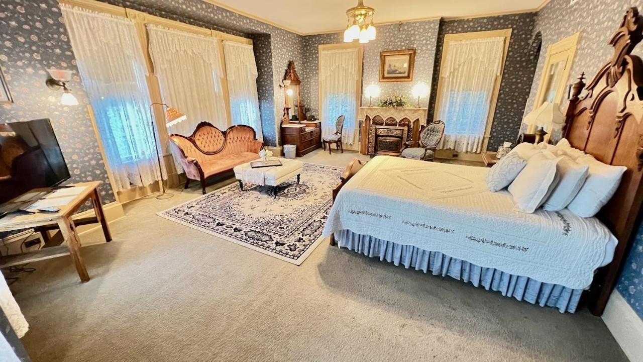 The Hancock House Bed & Breakfast Inn Дюбюк Екстер'єр фото