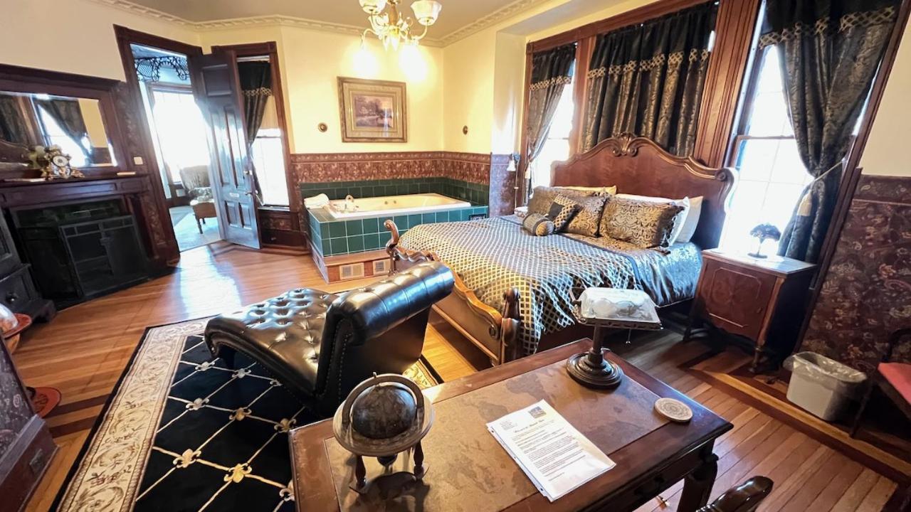 The Hancock House Bed & Breakfast Inn Дюбюк Екстер'єр фото