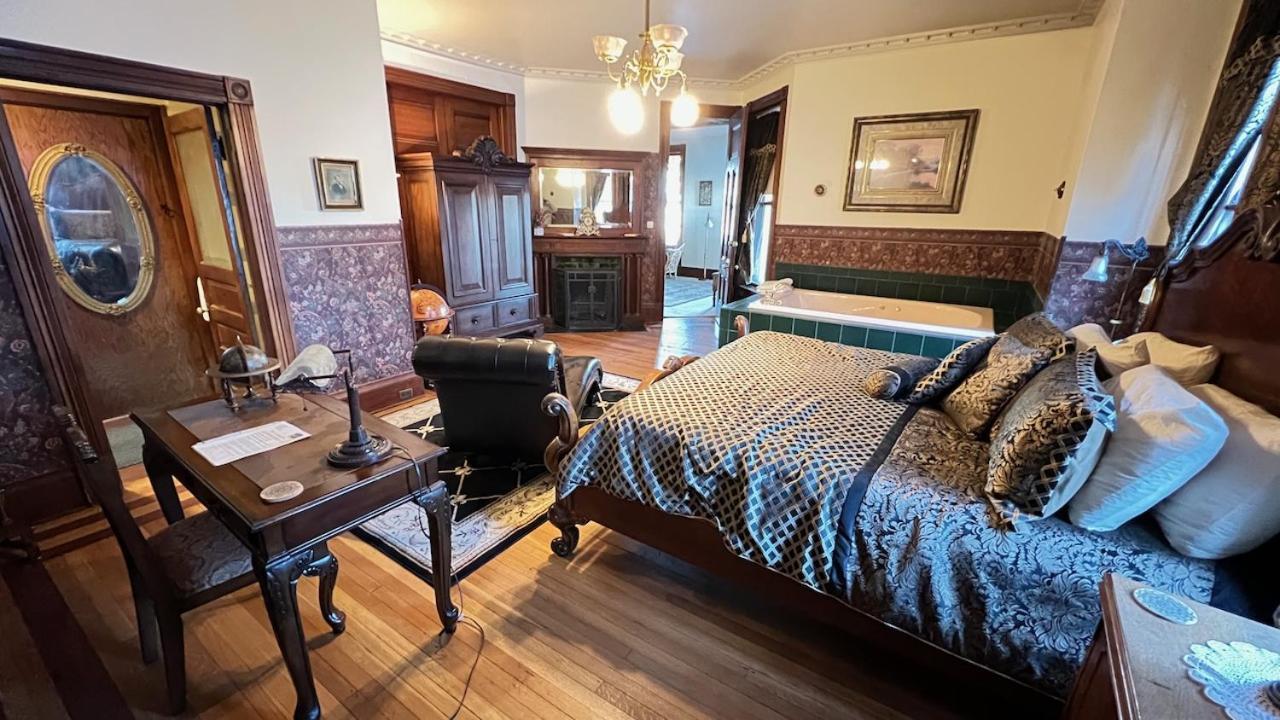The Hancock House Bed & Breakfast Inn Дюбюк Екстер'єр фото