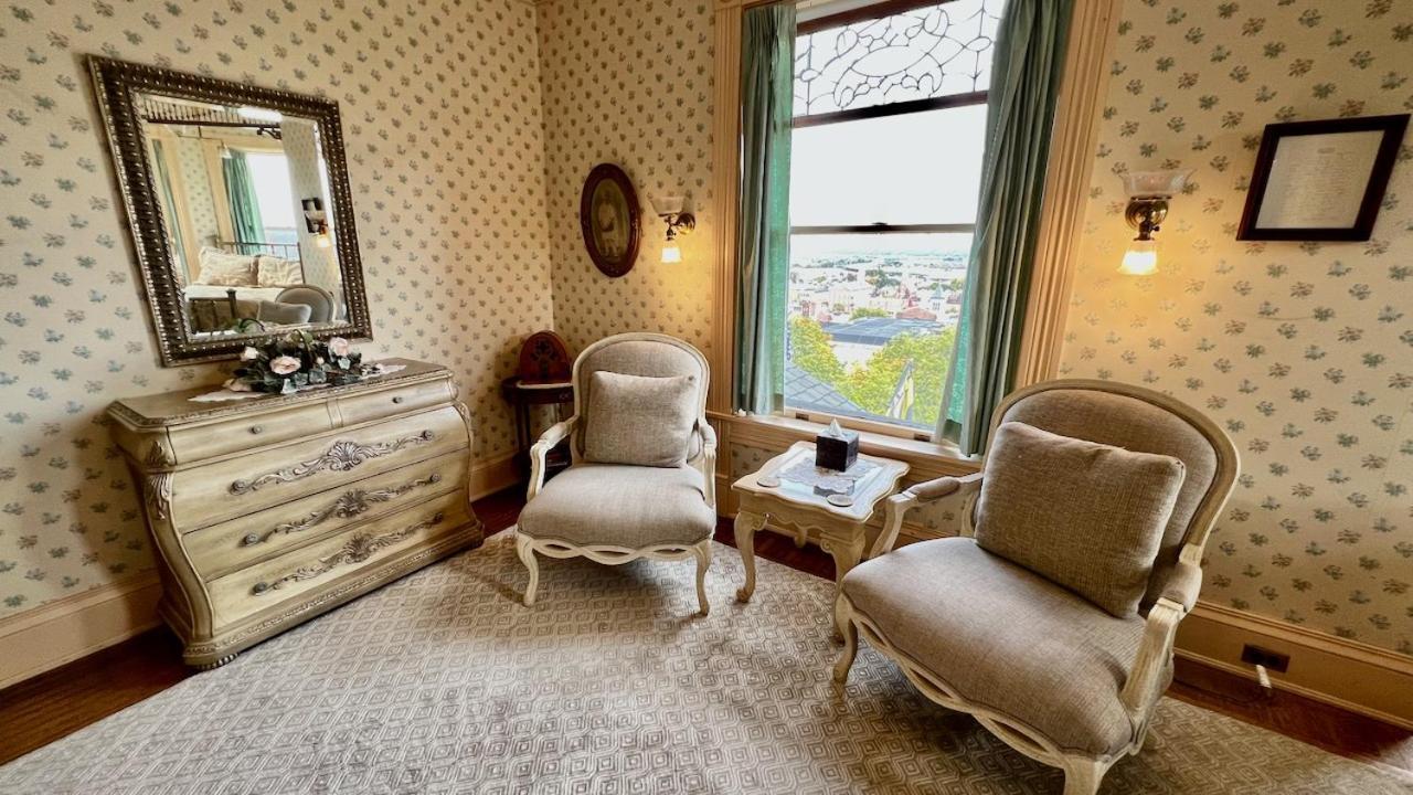 The Hancock House Bed & Breakfast Inn Дюбюк Екстер'єр фото